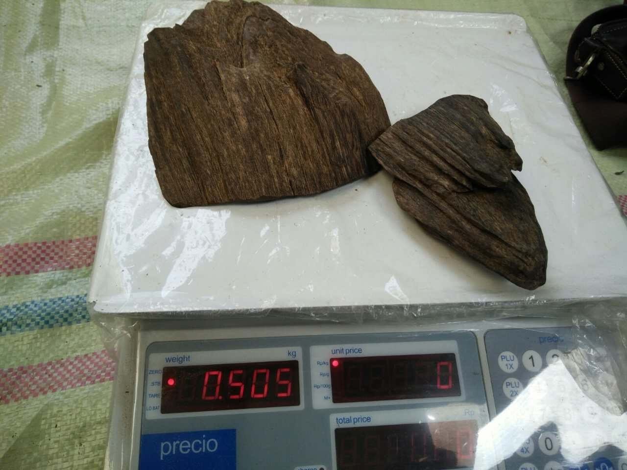 *SOLD* Supreme Sinking Borneo Agarwood 500g. Superb quality from deep jungle. Like no others -
